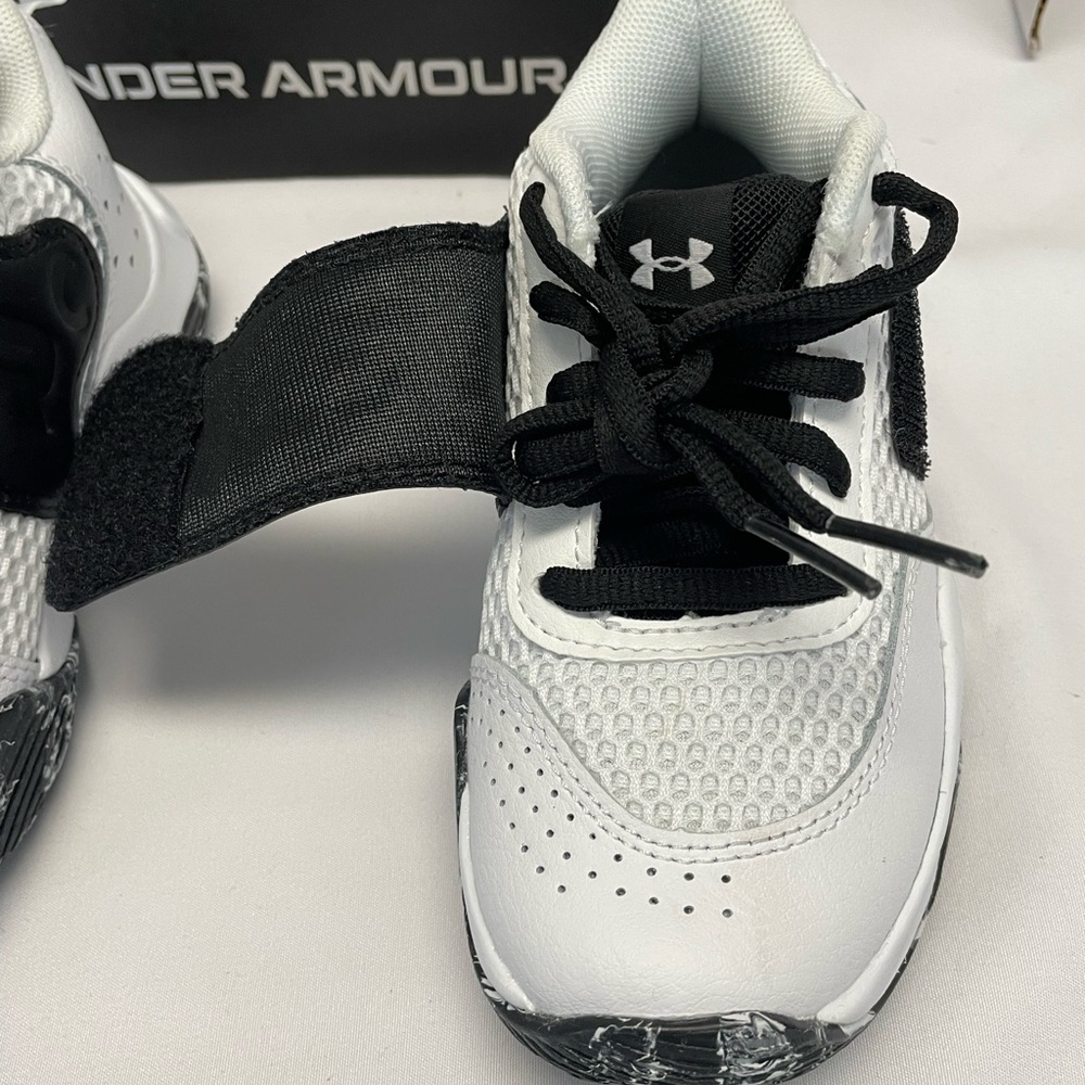 New Under Armour GS Zone
BB 2 Boys Shoe Sneakers Gym
Sports Size 7 3026637-101 - Picture 5 of 13